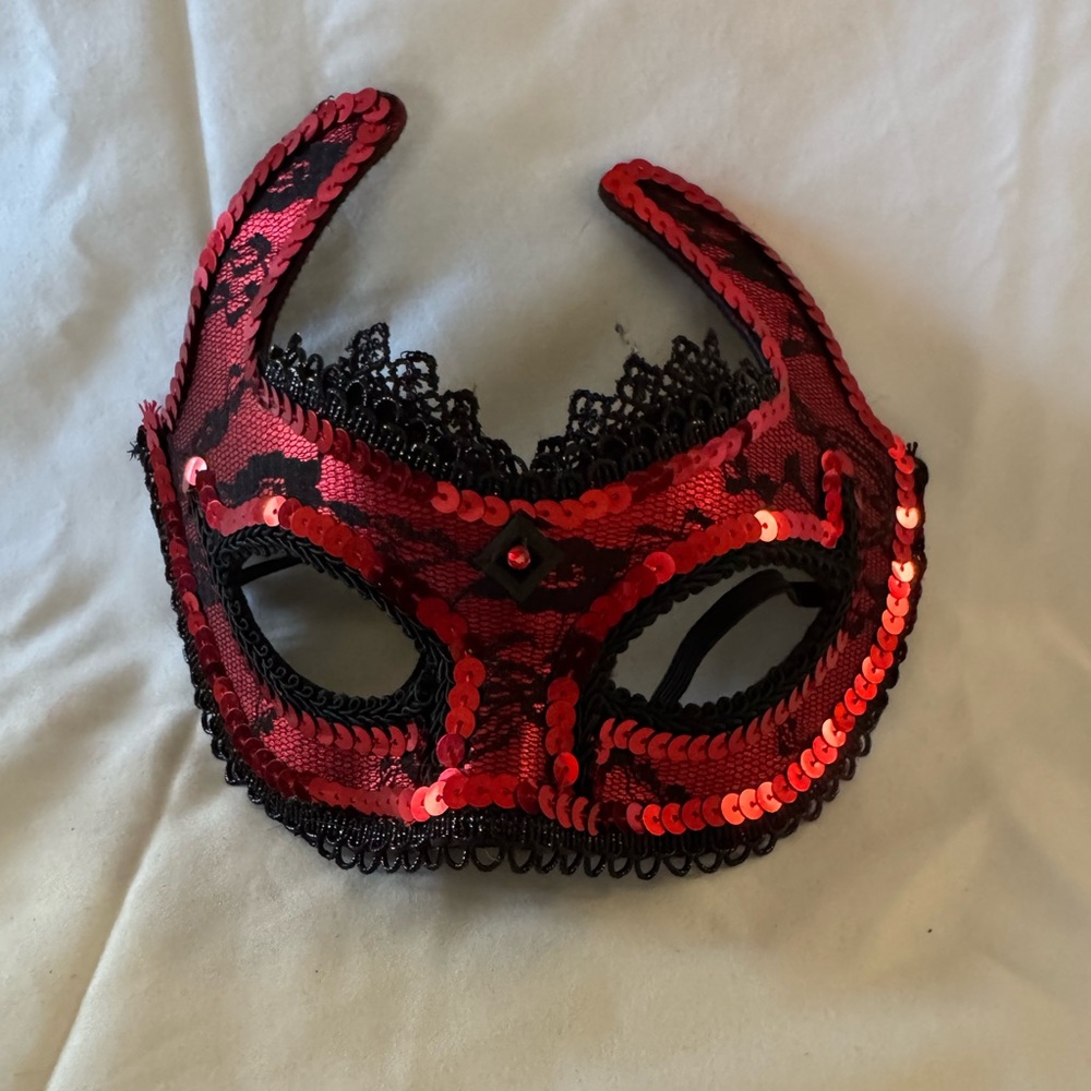 Beautiful New Mardi Gras Party  Halloween Red Lace Face Mask